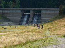 [billede: cykelryttere ved dæmningsmuren]