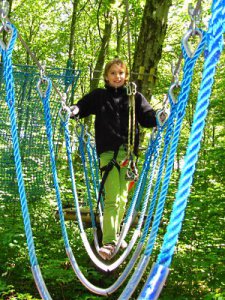 [billede: barn i en highrope-park]