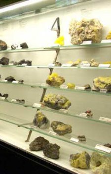 [billede: udstillete mineralier i geomuseet]