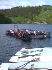 [billede: båder og flåd på vandet]