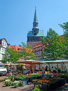 [billede: torveplads med kirken i Osterode am Harz]