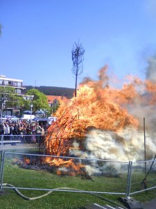 [billede: mennesker beundrer valborgsaftensbålet]