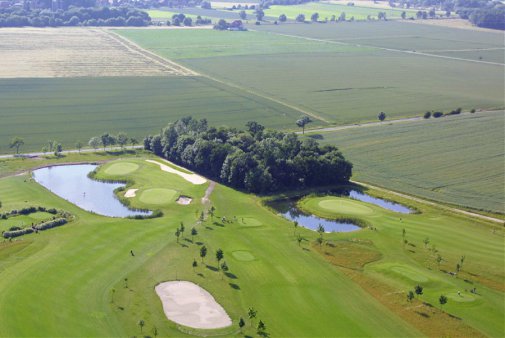 [billede: luftbillede, udsigt på golfbaner]