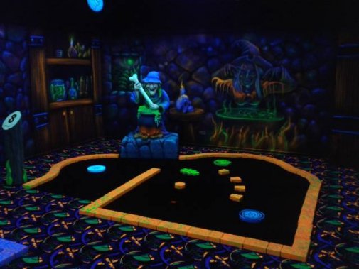 [billede: heksebanen - en af minigolfbanerne hos Glowgolf Harz]