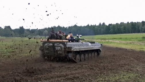 [billede: russisk tank kører på en mudderet eng]