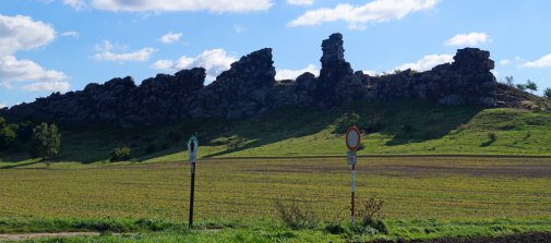 [billede: klippeformationen Teufelsmauer i baggrund]