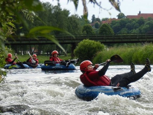 [billede: flere deltagere i turen undervejs]