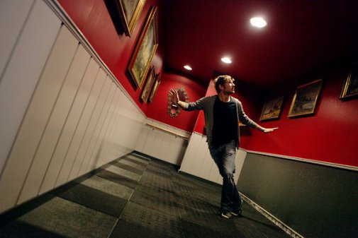[billede: mand står skæv i den sindsforvirrende salon]