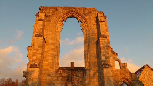 [billede: ruine, port i solnedgangslys]