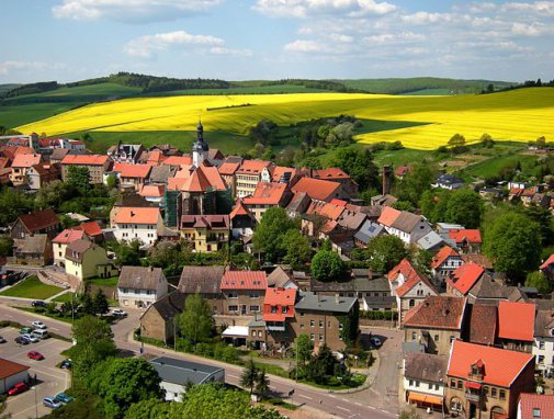 [billede: vue over Mansfeld, rapsmark i baggrund]