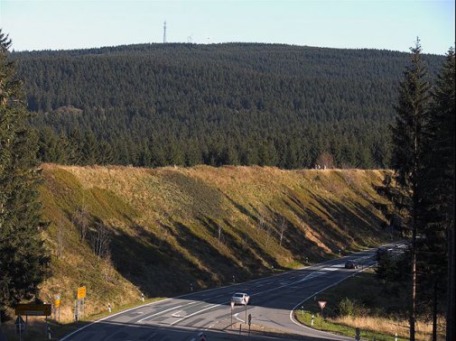 [billede: Sperberhaier Damm, set fra vest - B242 i forgrund]