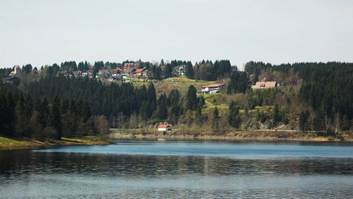 [billede: udsigt fra Okersøen til Schulenberg]